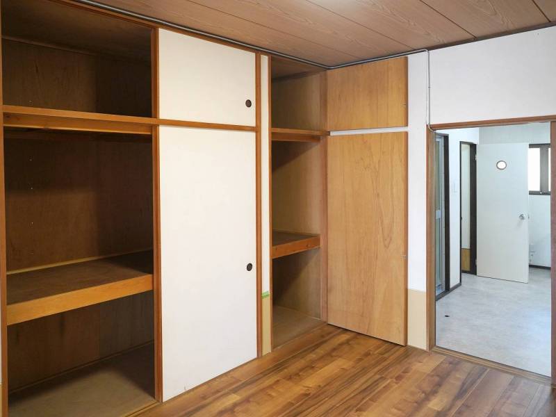 中のリビングは、大容量の収納があります。