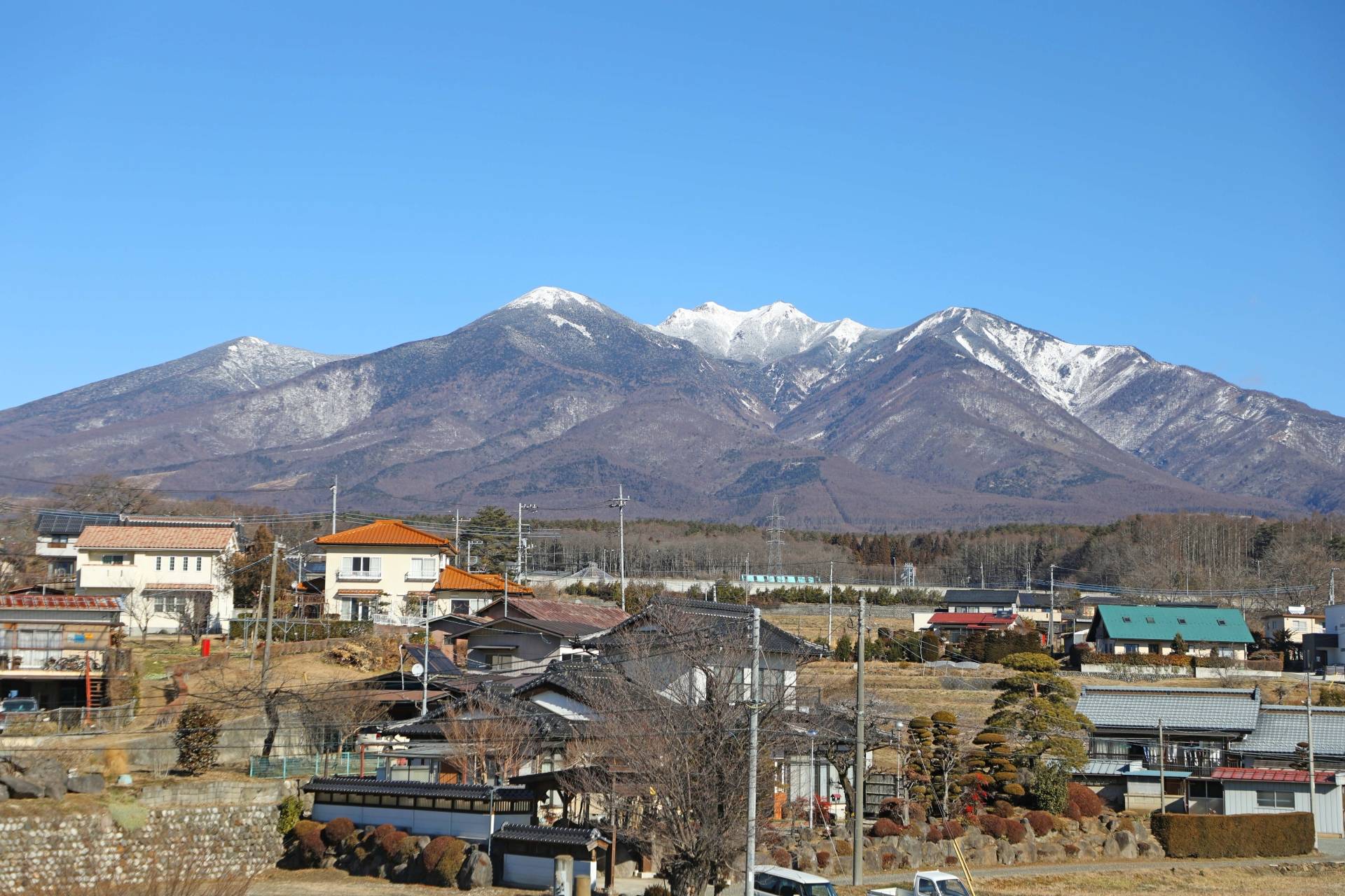 八ヶ岳を望む高原の風景