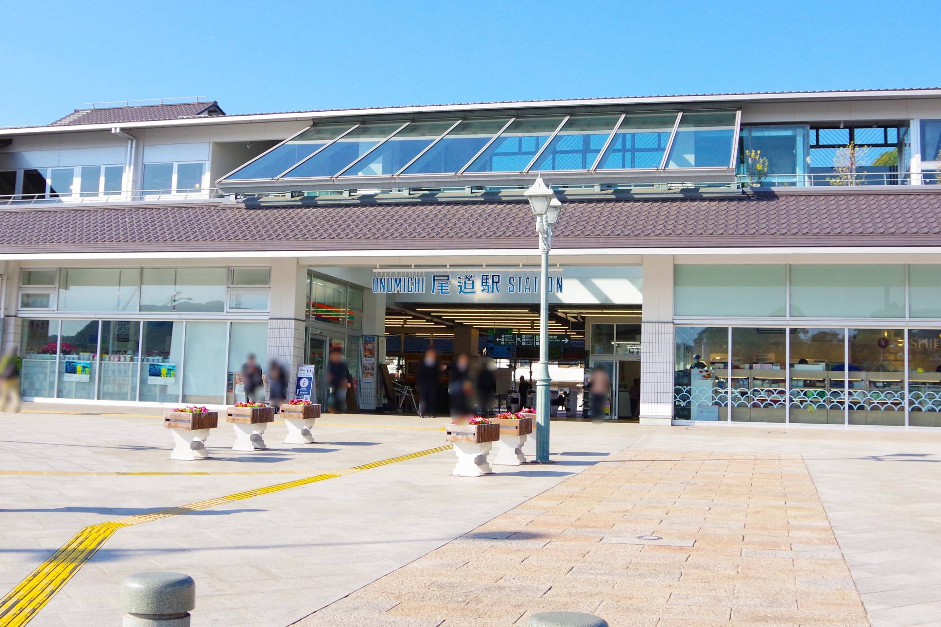 尾道駅周辺と海沿いの風景