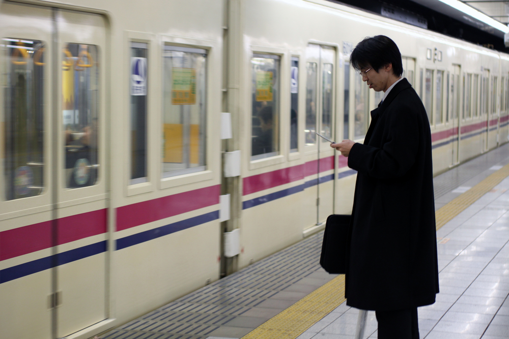 電車と男性